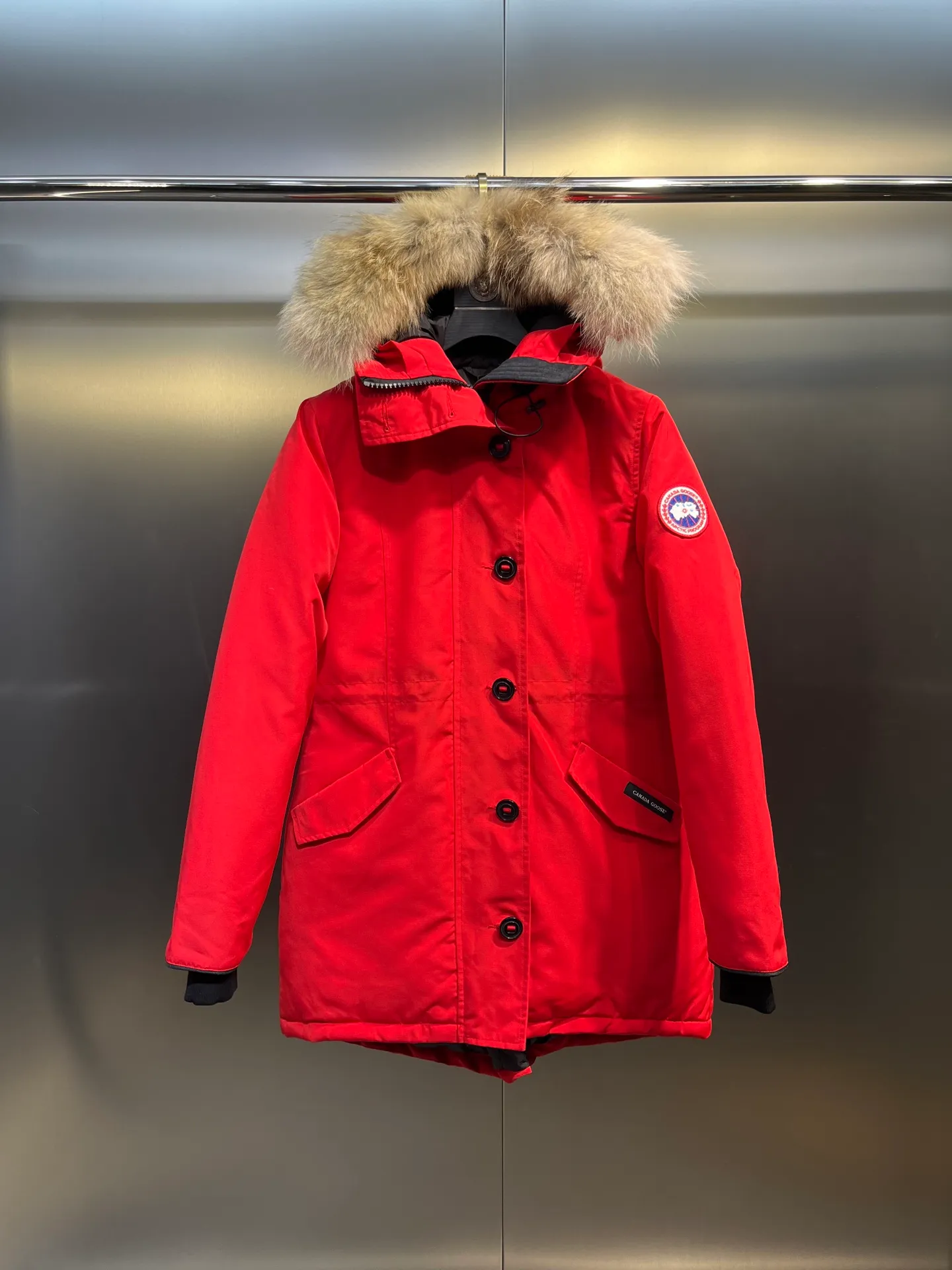 P860 Canada goose/Canada Goose 05 model 2580LA CANADA GOOSE/Canada Goose Rossclair parka women's down jacket, authentic original clothing molding, all accessories are custom-made from the original factory. This model is very unique. The zipper at the back can be opened to change into a dovetail style, with diagonal pockets and a layer of hidden pockets underneath. The official website has become a popular model. The softness and hardness of the fabric are compared with the genuine ones. It can be restored by kneading at will (fabric misunderstanding: fabrics with high hardness are not waterproof. Only those who buy the latest genuine version this year will notice the softness and comfort of the fabrics). The down is synchronized with the genuine white duck down. It is fluffy and not lumpy. The electronically controlled down charging machine is used to fill the zippers with customized genuine YKK zippers. High hardness and no lag. The fur collar is purchased from the same manufacturer as Wolf Hair. (Cooperative factory 2019 Canadian wolf skin auction and Big Goose official auction of wolf skin fur collars on the same site) All workmanship and wiring are controlled by workers with more than ten years of service. They must be horizontal and vertical, and are not crooked. The density of the inner wiring is more exquisite. Compare at will. Big goose label, collar label, washed label, hang tag, zipper rope, pocket label, back label, collar velvet, Velcro fasteners, all details of the cuffs are updated simultaneously with the original product, the best version, and the most complete color matching. The fighter in World 05 battles various world goods. Size: XS-XL
